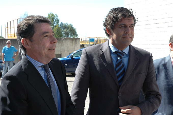 El vicepresidente regional, Ignacio González, junto al alcalde, Agustín Juárez