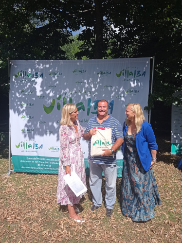 Un cliente de Gastro Villalba 2023, recibe su lote de regalos