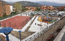 Parque infantil, jardines, aparcamiento y zona deportiva