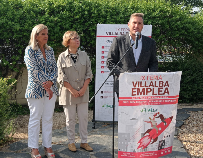 El concejal de Empleo, Adan Martínez, junto a la alcaldesa (Mariola Vargas) y la directora general del Servicio Público de Empleo de Madrid, Belén García