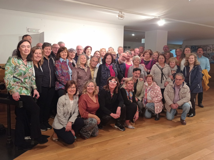 Foto de familia de los alumnos de la UNED Senior 2022-2023 junto a sus profesores y autoridades
