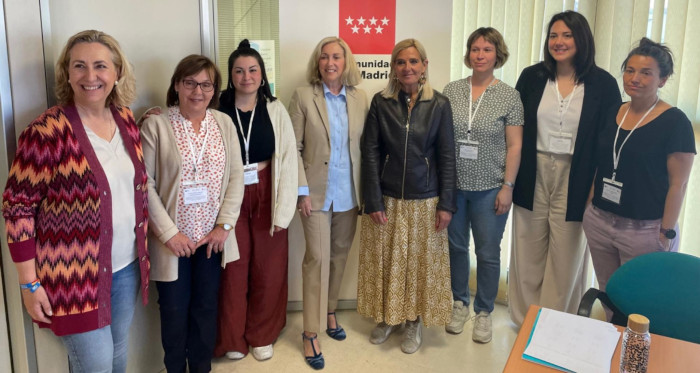 La consejera y la alcaldesa, junto a las profesionales que prestan el servicio