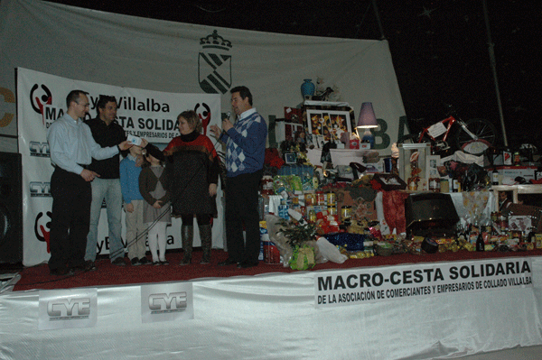 La ganadora de la Macrocesta, junto a su familia, el presidente de CYE, Mario Aceña y el alcalde, Agustín Juárez