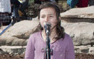 Niña leyendo un poema