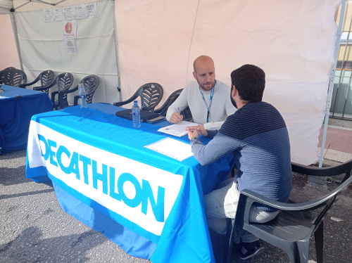 Los candidatos a un empleo han realizado entrevistas en la propia Feria