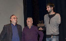 Los directores Imanol Uribe y Fernando Mendez-Leite entregan el Premio Especial del Jurado a la película Enterrados, de Alex Lora