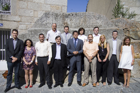 El nuevo Equipo de Gobierno, con el alcalde Agustín Juárez, posa en la Piedra del Concejo del casco antiguo