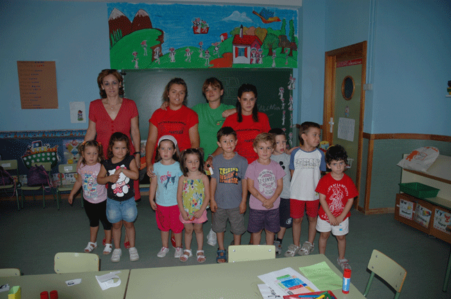 La concejal de Educación, durante una visita a los niños participantes en el programa Los días sin Cole