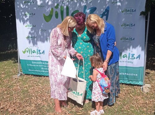 Una de las participantes en Gastro Villalba 2023, recibe su lote de regalos junto a su hija