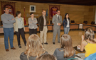 Miembros del Ayuntamiento reciben a los alumnos
