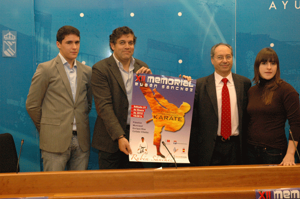 De izquierda a derecha, el campeón villalbino Rafael de Elvira; el alcalde, Agustín Juárez; el presidente de la Federación Madrileña de Kárate, Antonio Torres;  y Laura Palacio, campeona de Europa junior y campeona de España 