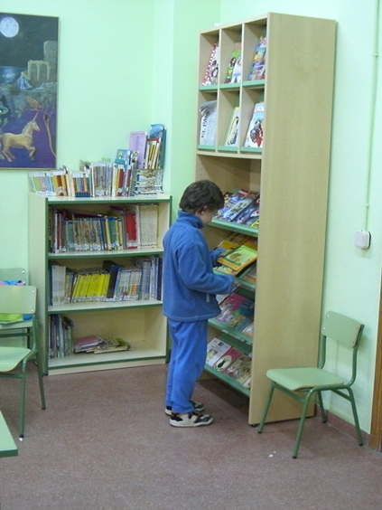 Niña cogiendo libros