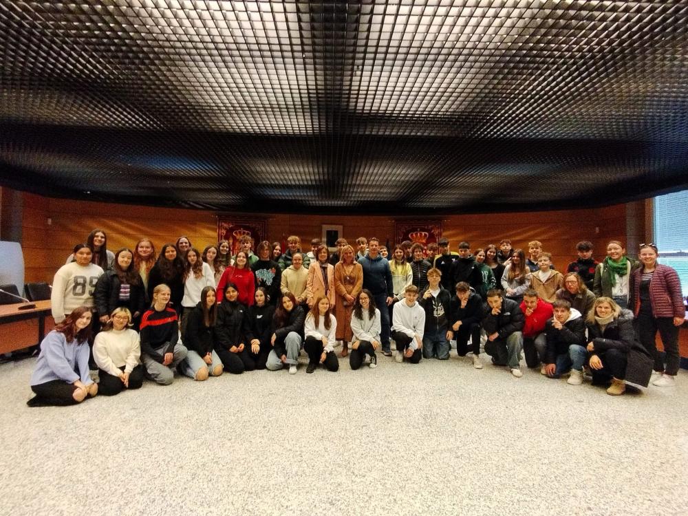Imagen Un grupo de estudiantes británicos visita el Ayuntamiento junto a sus compañeros de intercambio del IES Las Canteras