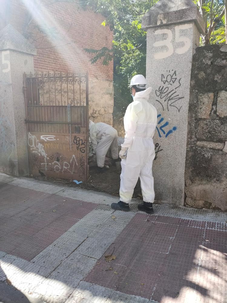 Imagen Agentes de la Policía Local desalojan una infravivienda ocupada en la calle Ignacio González