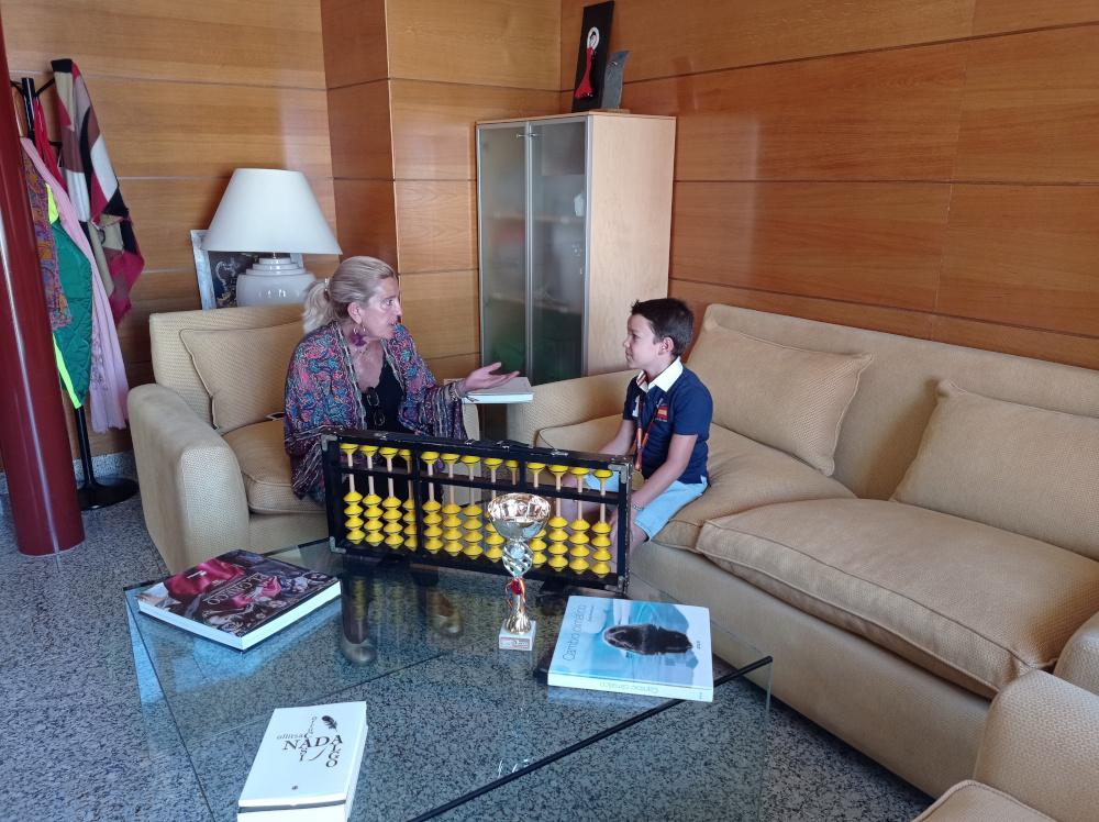 Imagen El niño villalbino Diego Fernández, ganador del Campeonato Mundial de Cálculo, recibido por la alcaldesa