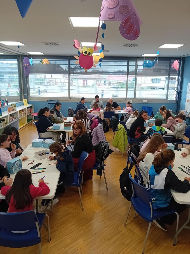 Imagen El Ayuntamiento celebra el taller “Lettering en familia”, dirigido a...