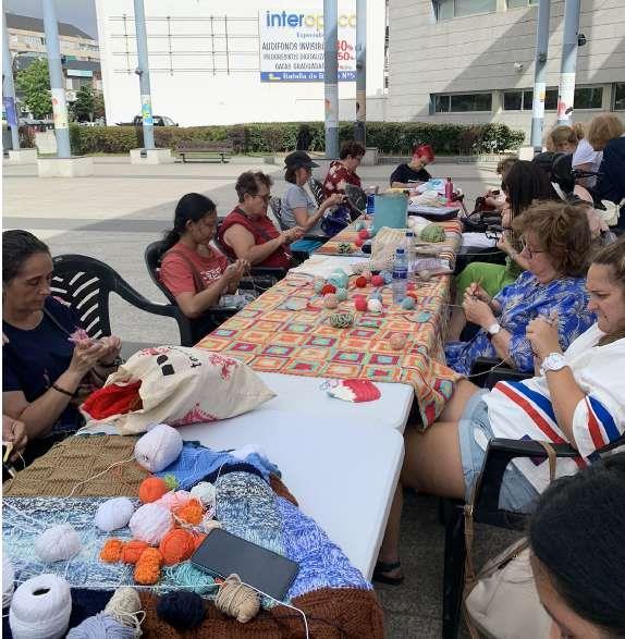 Imagen La Asociación IAIA celebra el Día Internacional de Tejer en Público con un encuentro en el ágora de la Biblioteca