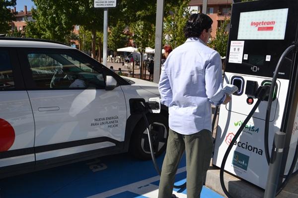 Imagen Collado Villalba impulsa la movilidad sostenible con la puesta en marcha de una red de estaciones de recarga para vehículos eléctricos junto a Acciona
