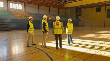 Imagen El viceconsejero de Presidencia y Administración Local, José Antonio Sánchez, visita las obras del Polideportivo Quique Blas