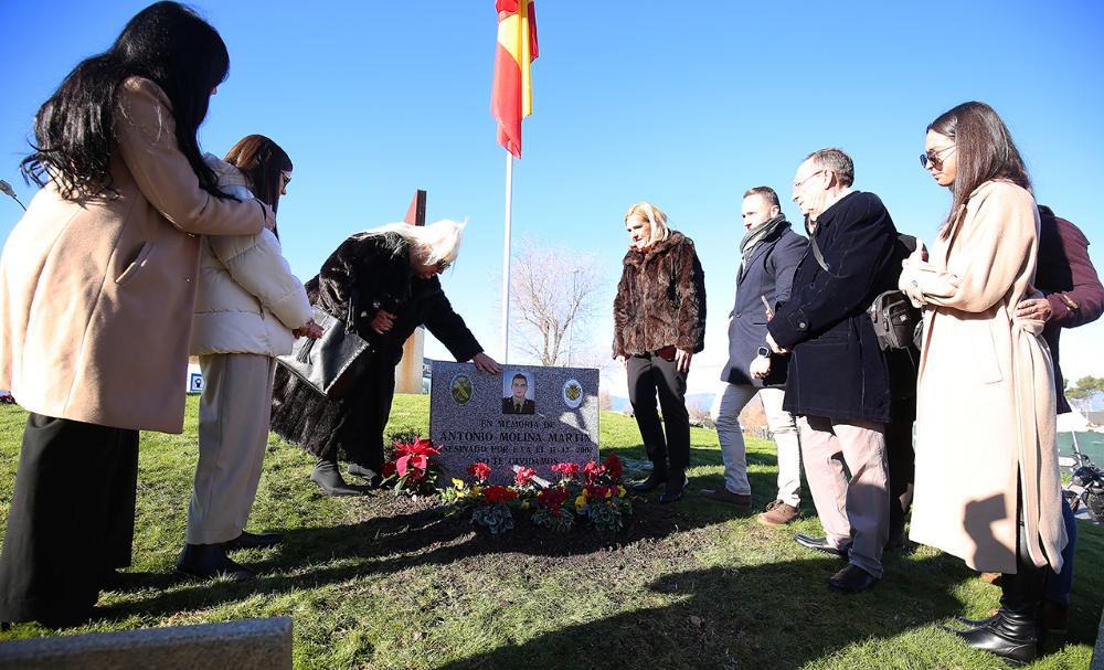 Imagen El Ayuntamiento rinde homenaje al Guardia Civil Antonio Molina, asesinado por ETA en 2002